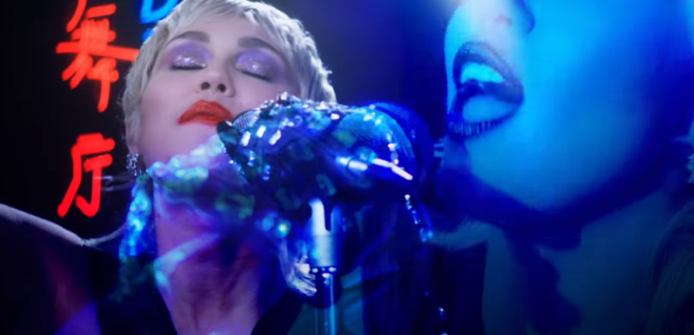 Miley gaat topless in muziekblad