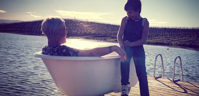 Cover Me In Sunshine meest gedraaide hit