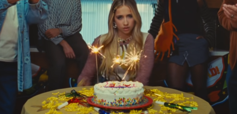 Tate Mcrae viert 18e verjaardag