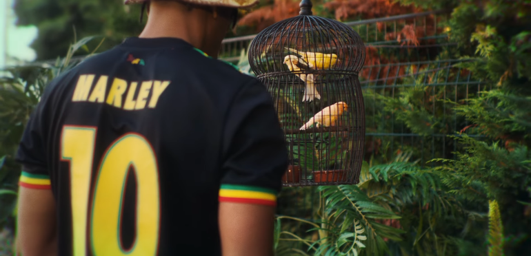 Ajax eert Bob Marley met reggaetenue