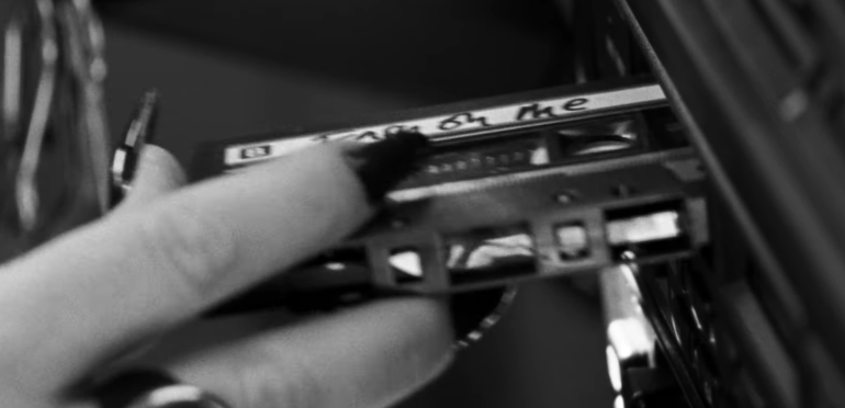 Geruchten zijn juist: Adele kondigt nieuwe single aan