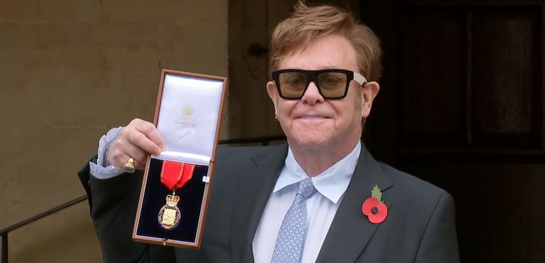 Elton John geridderd in de Orde van de Eregezellen