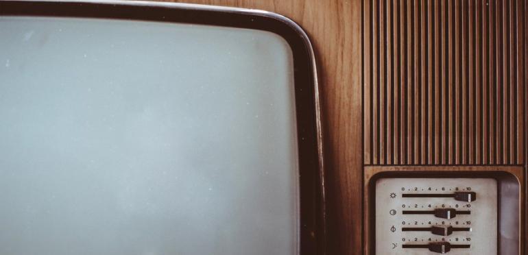 De Top 4 kijkt televisie