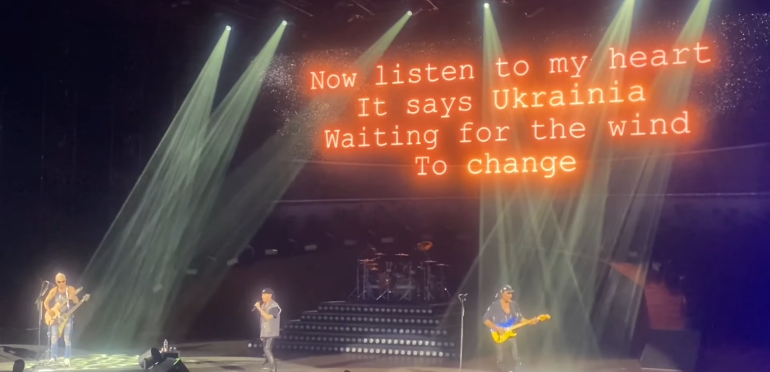 Scorpions passen songtekst Wind Of Change aan