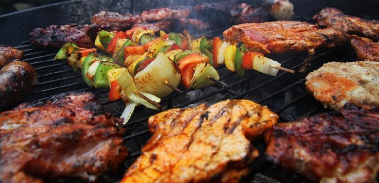 De Top 4 steekt de barbecue aan