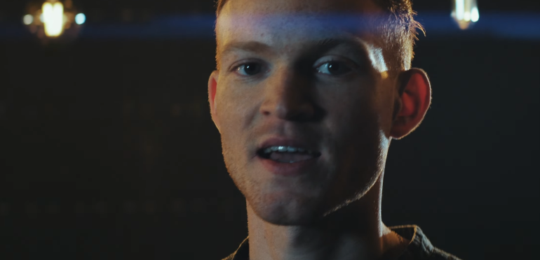 Paul Sinha scoort in Vlaanderen met Elektriciteit