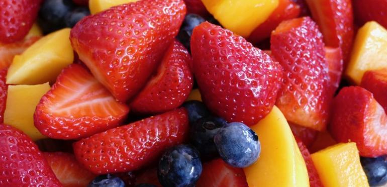 De Top 4 maakt een zomerfruitsalade