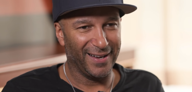 Tom Morello van podium geduwd