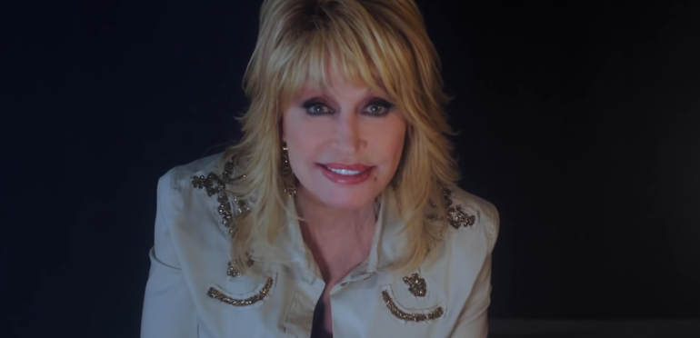 Dolly Parton krijgt medaille voor menslievendheid