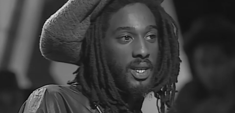 Drummie Zeb (62) van Aswad overleden