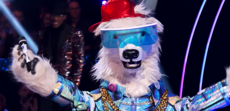 Vals zingende ijsbeer in Amerikaanse Masked Singer blijkt hiphoplegende