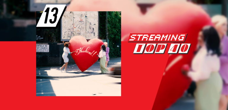 Raye stormt binnen op 13