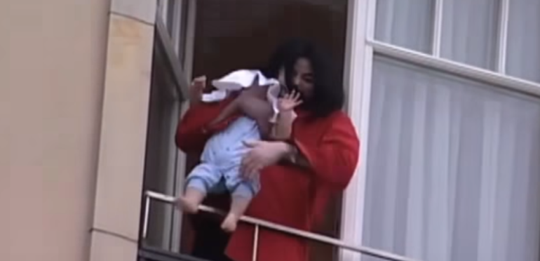 Vandaag: de balkonscène van Michael Jackson