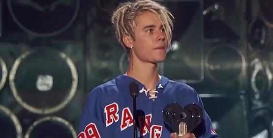 Justin Bieber om de tafel met vechter