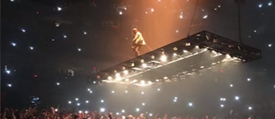 Kanye zweeft boven publiek
