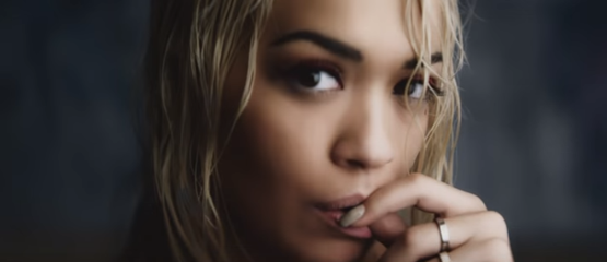 Paus niet bij optreden Rita Ora
