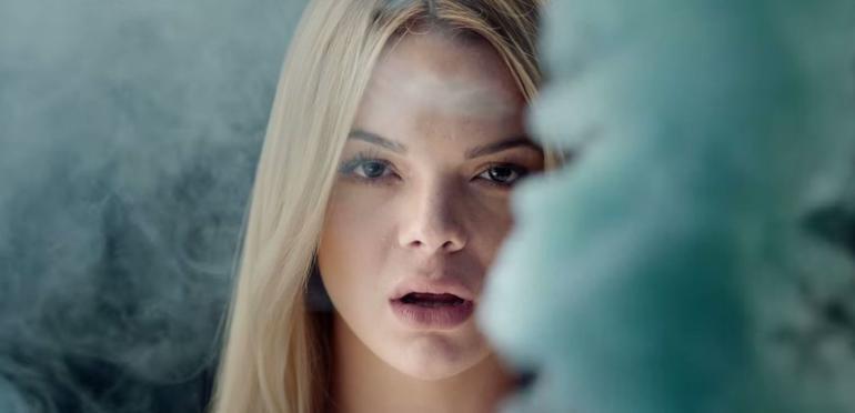 Louisa Johnson in blote kont