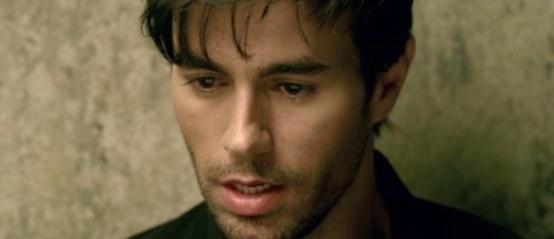 Enrique Iglesias zoent met fans