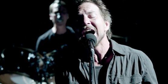 Pearl Jam doneert aan held