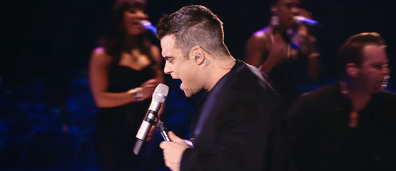 Robbie Williams treedt op bij BRITs