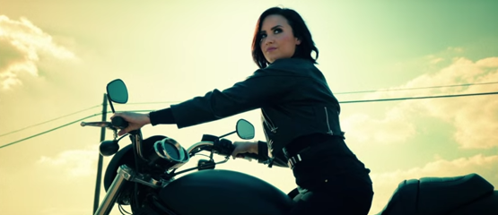 Demi Lovato trots
