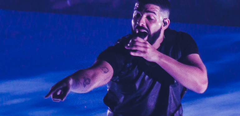 Drake smijt met dollars