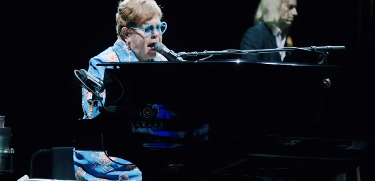 Elton John valt af