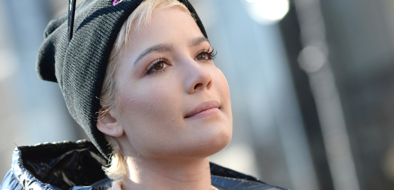 Halsey krijgt tattoo van Lil Wayne