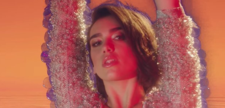 Top 40: One Kiss blijft heersen