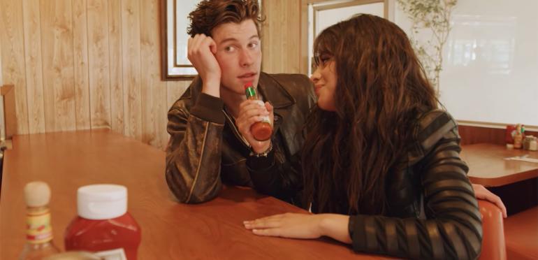 Top 40: Shawn Mendes en Camila Cabello stevig op 1