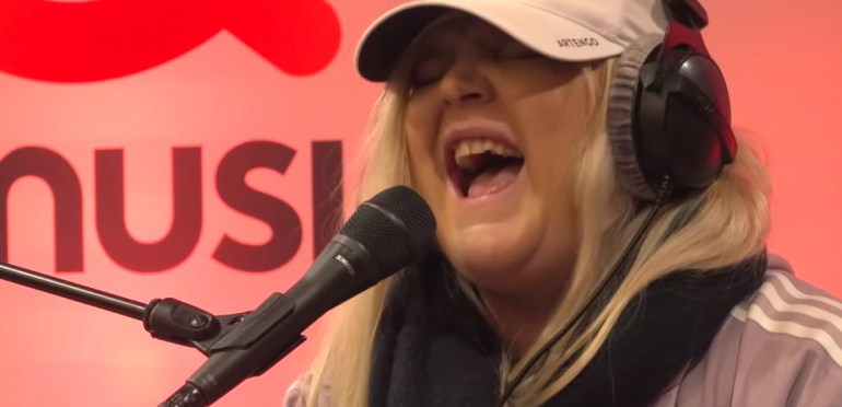 Dance Monkey nu 8 weken op 1 in de Top 40