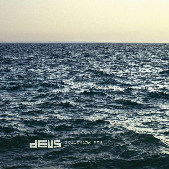Coverafbeelding deus - following sea