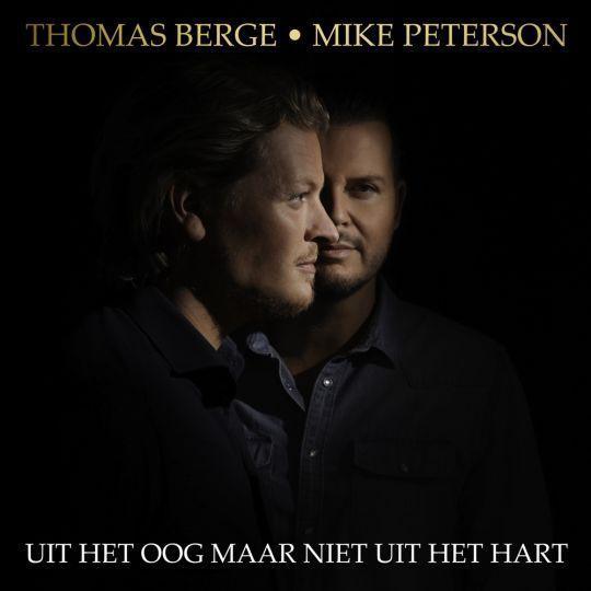 Coverafbeelding Thomas Berge & Mike Peterson - Uit Het Oog Maar Niet Uit Het Hart
